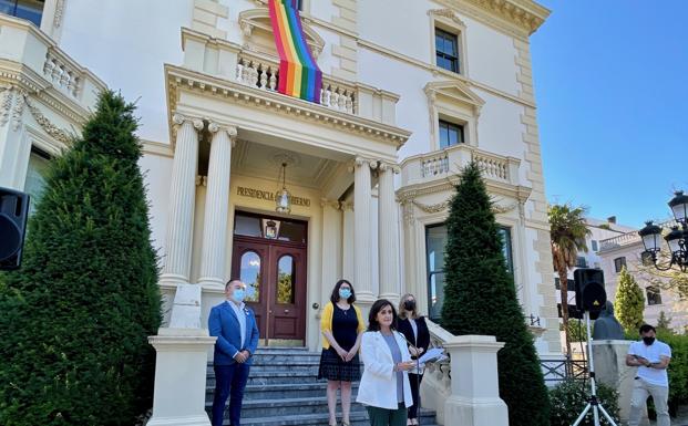 Un banco del Espolón luce los colores del Orgullo LGTBI+