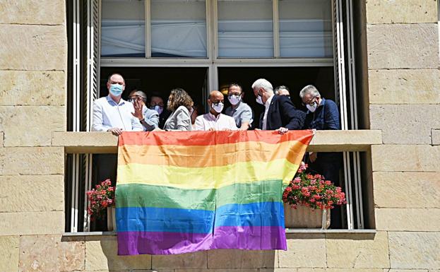 El Ayuntamiento de Logroño luce la bandera del Orgullo