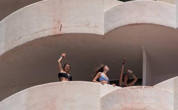 Música, alcohol y lanzamiento de objetos: cuarentena y desmadre en Palma