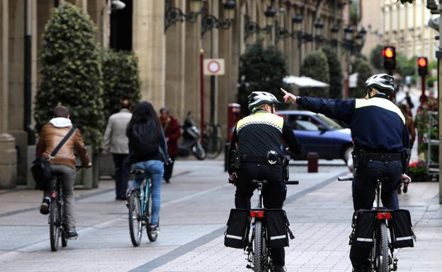 Una patrulla en bicicleta de la Policía Local detiene a dos personas por tráfico de drogas