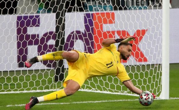 Donnarumma, héroe de una Italia camaleónica