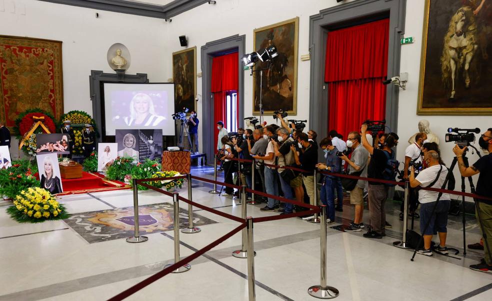 Despedida para la heroína Raffaella Carrà