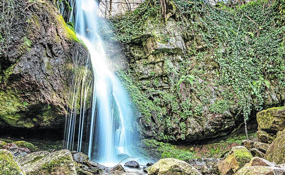 El grandioso espectáculo del agua que salta la sierra