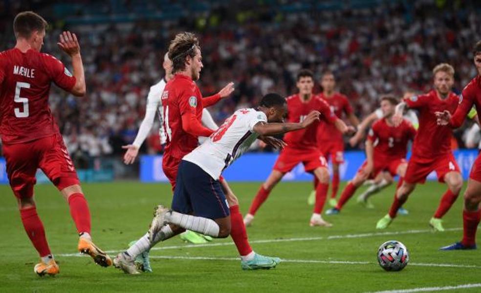 El polémico penalti a Sterling y los dos balones en el campo