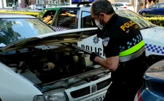 La Policía Local de Logroño rescata un gato atrapado en el motor de un coche