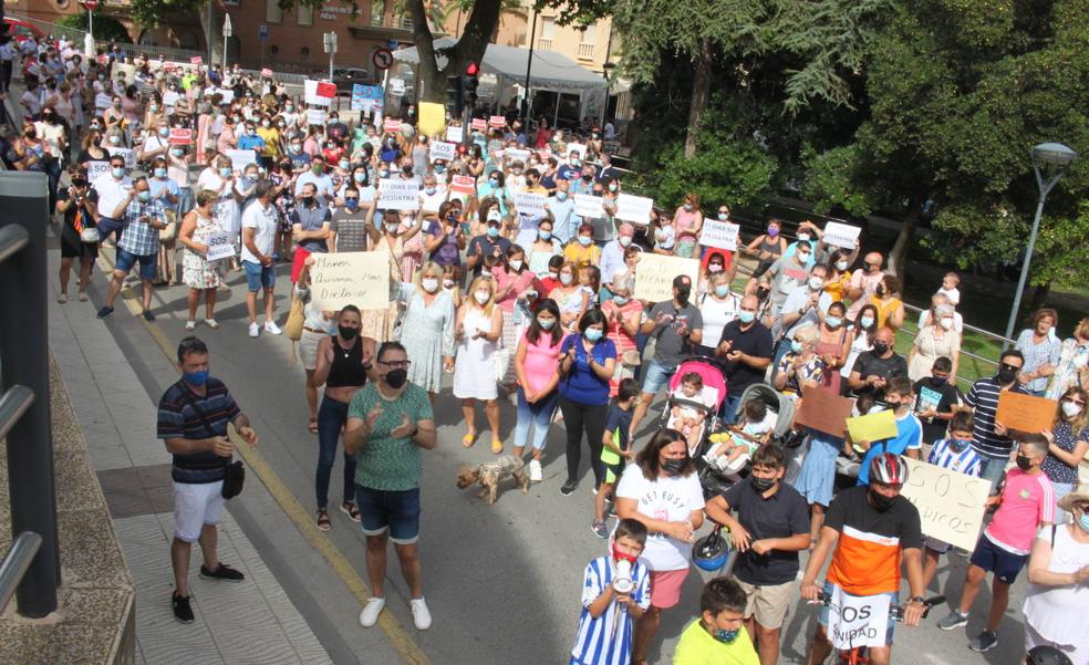 Unas 600 personas marchan por la Sanidad en Alfaro demandando pediatras y médicos