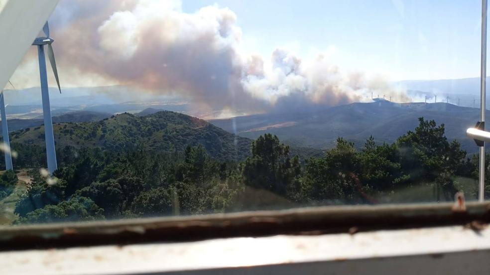 Cien efectivos de la UME intervienen en el incendio tras la petición del Gobierno regional