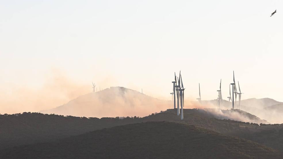 La Rioja pide el despliegue de varios helicópteros, aviones e hidroaviones para la extinción del incendio en el Yerga