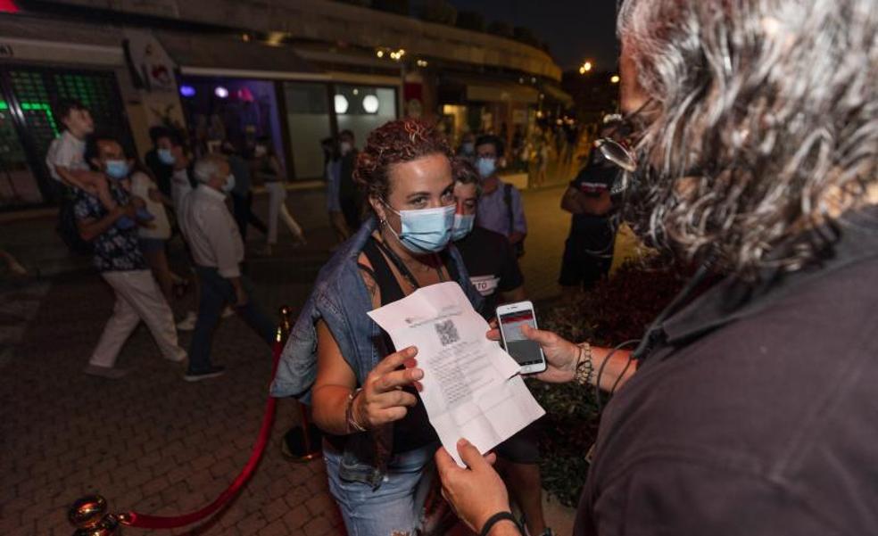 La incidencia entre los jóvenes baja por primera vez durante la quinta ola