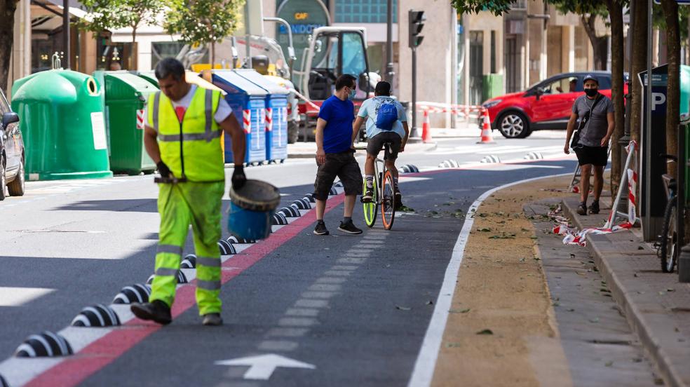 Coches, peatones y bicicletas, entre los colores en la calzada de Duquesa de la Victoria