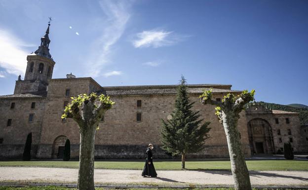 Once jóvenes participan en un Campo de Voluntariado del Patrimonio Mundial en San Millán