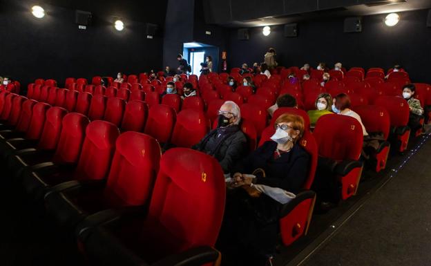 El TSJR levanta la prohibición de beber y comer en las salas de cine