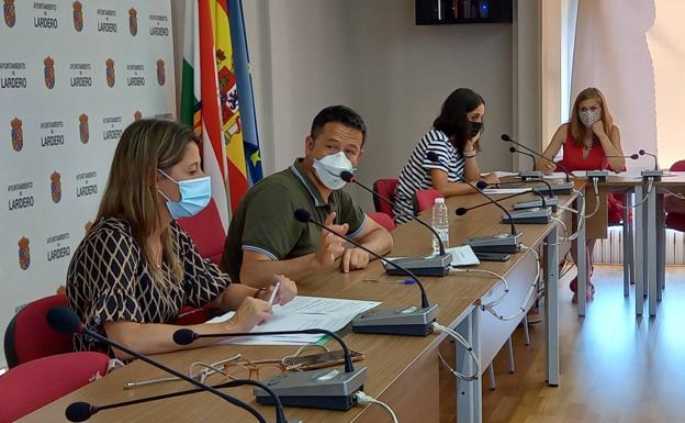 Advertencias, reproches y acercamiento entre PP, Cs y UP-IU en el último pleno de Lardero