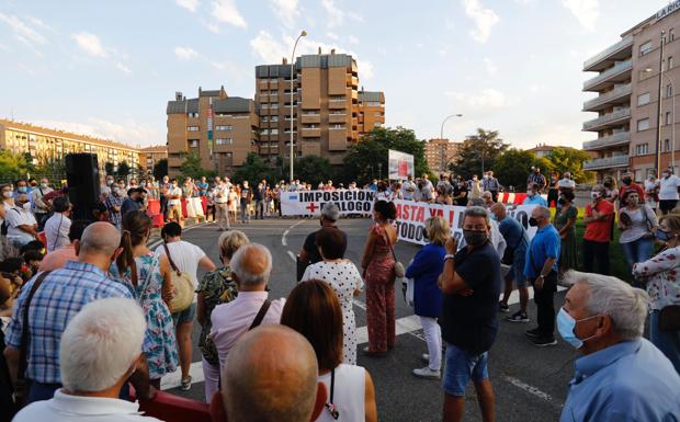 Nueva concentración contra 'Calles abiertas' con gritos de 'Alcalde, dimisión'