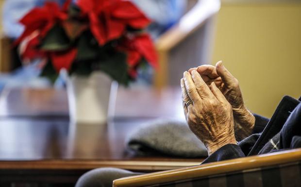 Dos fallecidos en una jornada en la que bajan la presión hospitalaria y los casos activos