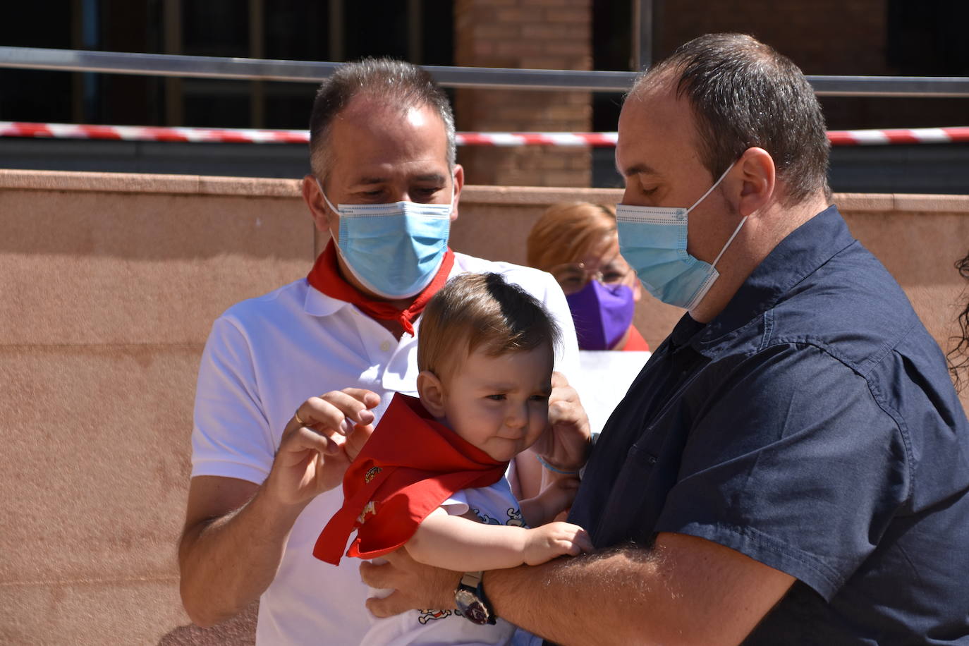 Pañuelos rojos para comenzar la fiesta en Quel
