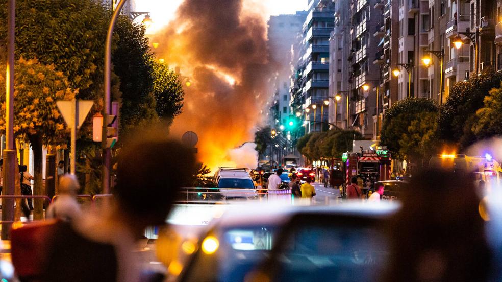 Un incendio corta la circulación de Avenida de la solidaridad