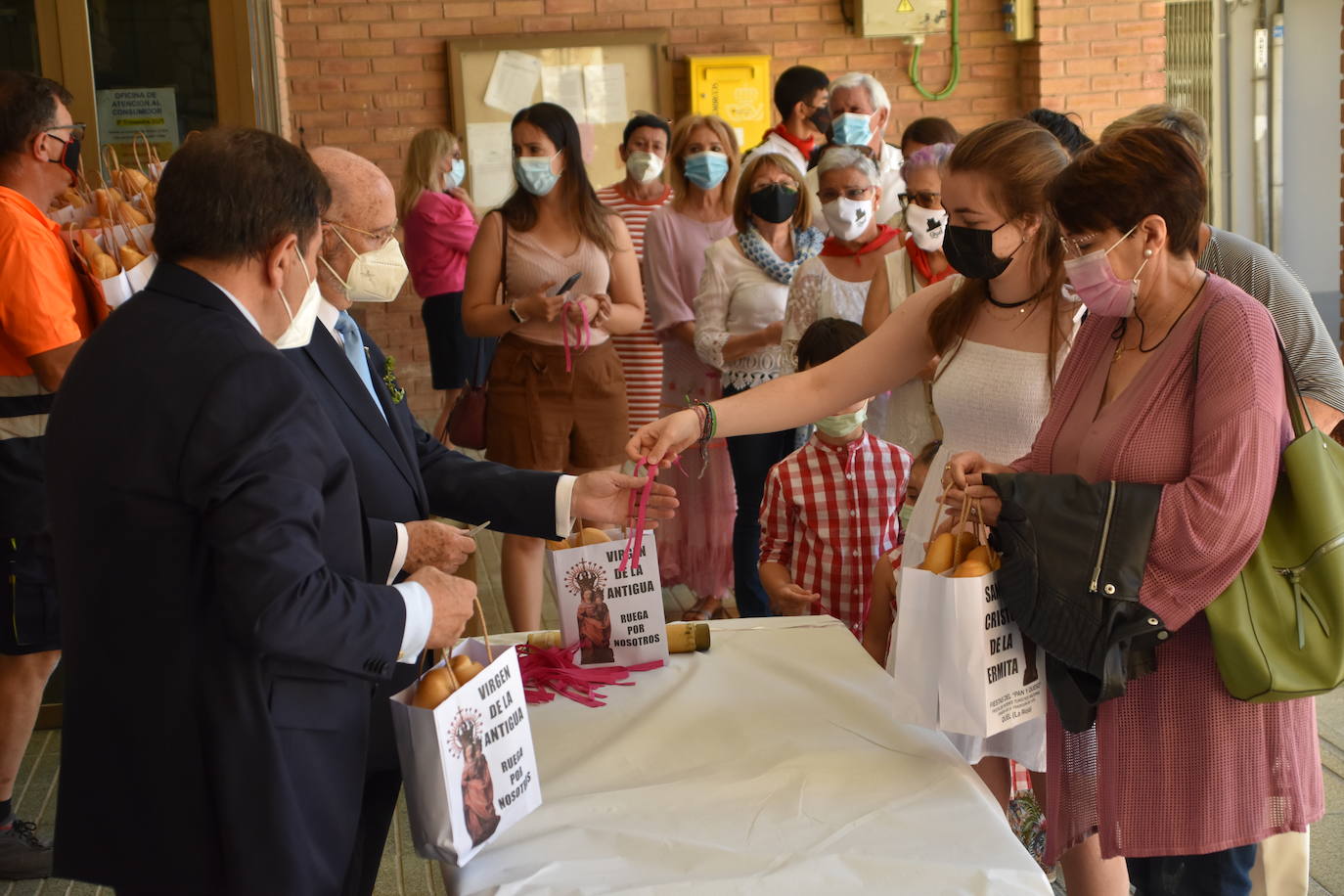 Reparto del pan y queso en Quel y procesión a la ermita