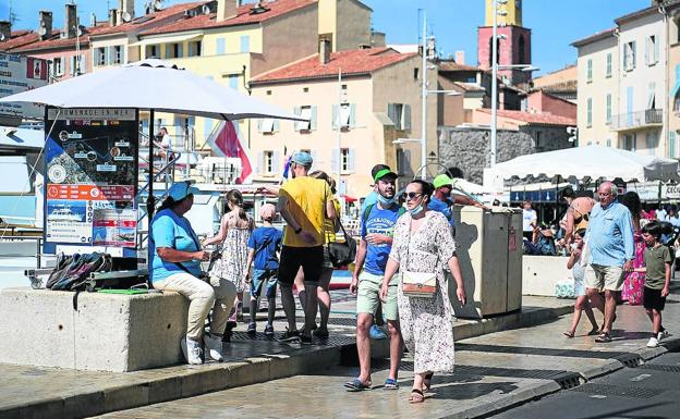 Francia relaja las condiciones del pasaporte sanitario que exige desde este lunes