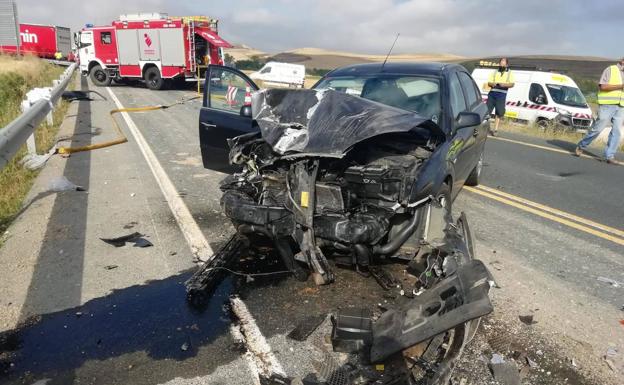 Tres heridos al colisionar dos camiones y un coche en la N-120, en Grañón