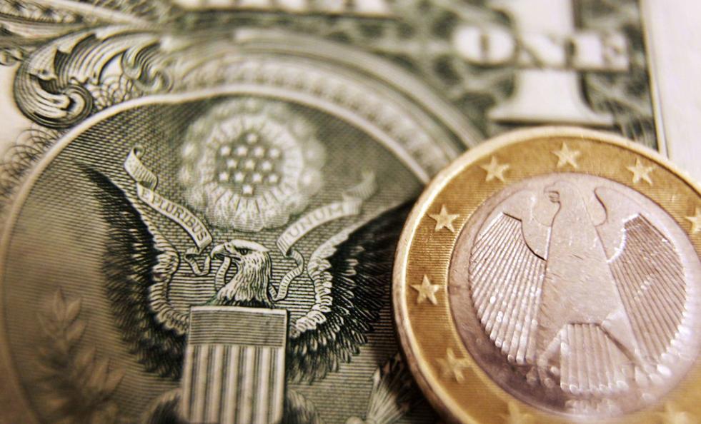 El euro toca mínimos del año frente al dólar