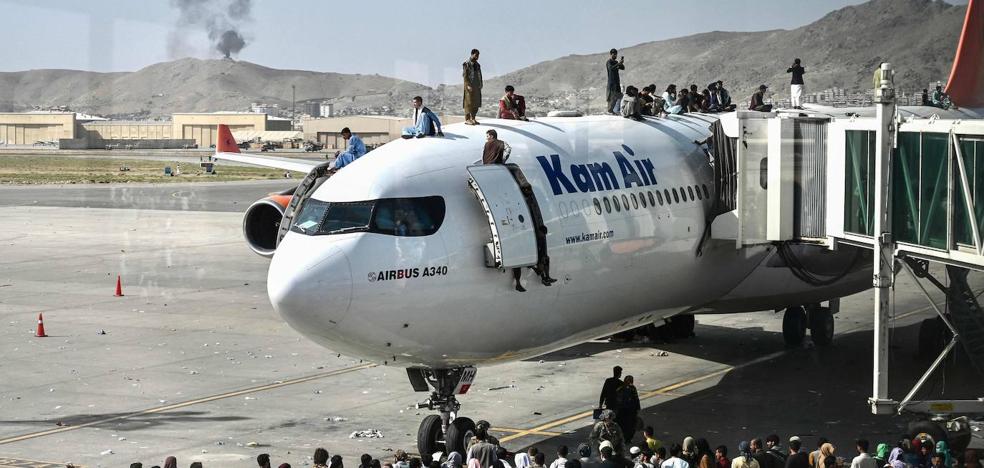 Miles de afganos huyen del Emirato por Kabul - Vimarsana News