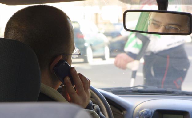 El uso del móvil al volante es ya la primera causa de accidentes de tráfico en La Rioja