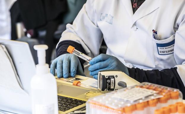 El COVID deja otro fallecido en la jornada en la que los casos activos caen por debajo de mil