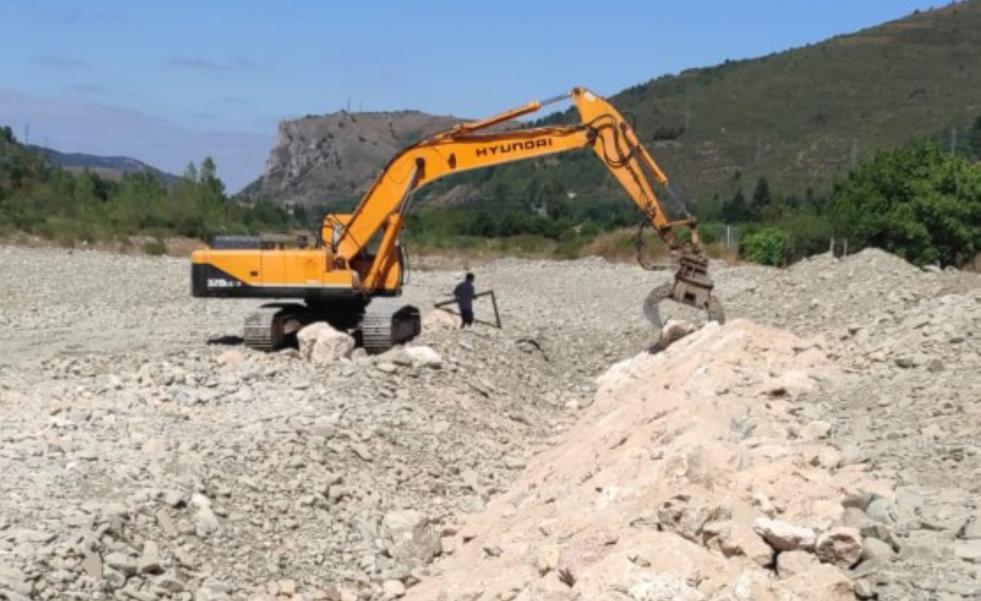 Obras en el Oja, en Ezcaray, para la mejora de la red de agua de la mancomunidad La Esperanza