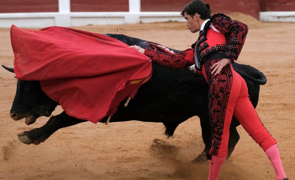 El centenar de municipios que reniega de los toros no puede prohibirlos