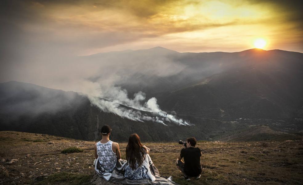 Noche contra el fuego en Ezcaray: ya son más de 100 hectáreas quemadas e interviene la UME