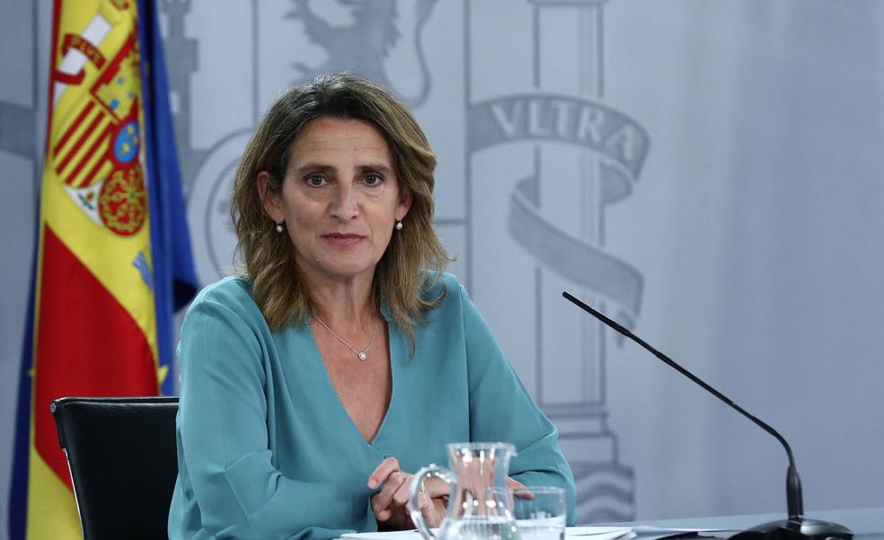 Teresa Ribera augura todavía «meses duros» en el precio de la luz