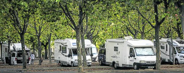 Un parking en Logroño en modo camping al que se busca una solución