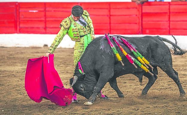Jesús Romero corta dos orejas y abre la puerta grande de Aldeanueva
