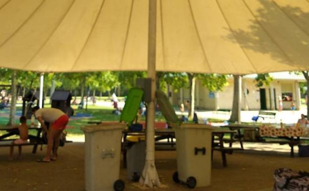 A oscuras en la carpa de las piscinas de Las Norias