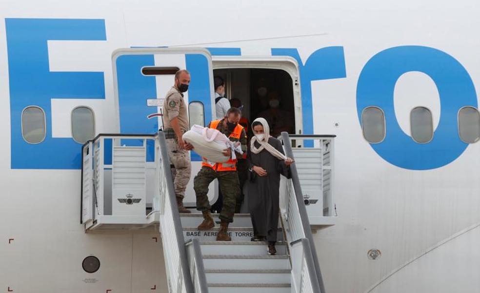 Llega el último avión a España desde Afganistán