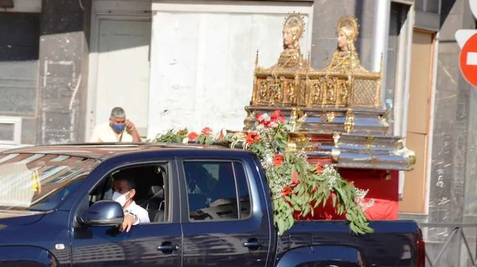 Los Santos Mártires procesionan en coche por Calahorra