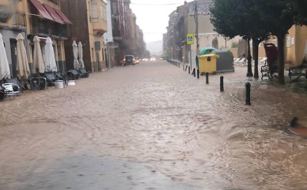 Desprendimientos y carreteras encharcadas, las consecuencias de las tormentas de este jueves