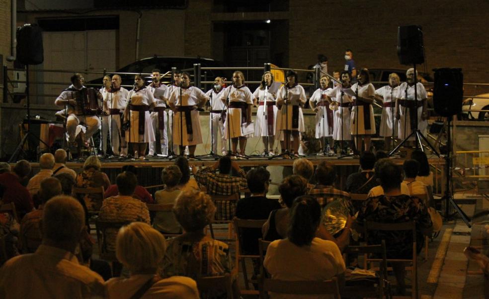 Flores y música para honrar a la Virgen del Burgo de Alfaro