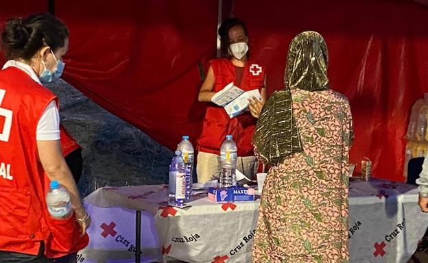María Madorrán visita las instalaciones de la Cruz Roja en la que residen 19 refugiados afganos