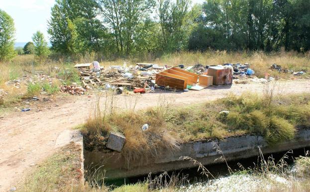 Un vertedero entre dos cauces de agua