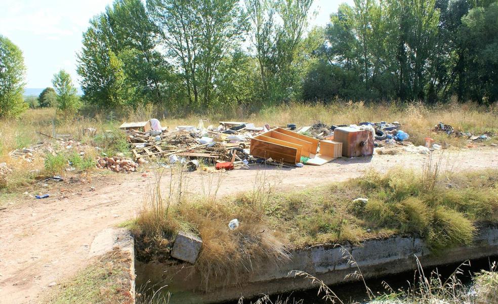 Un vertedero entre dos cauces de agua