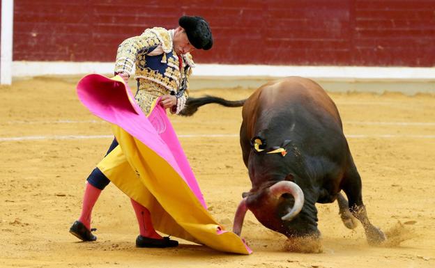 El nulo juego de los toros deja sin triunfo a Diego Urdiales en su regreso a Albacete