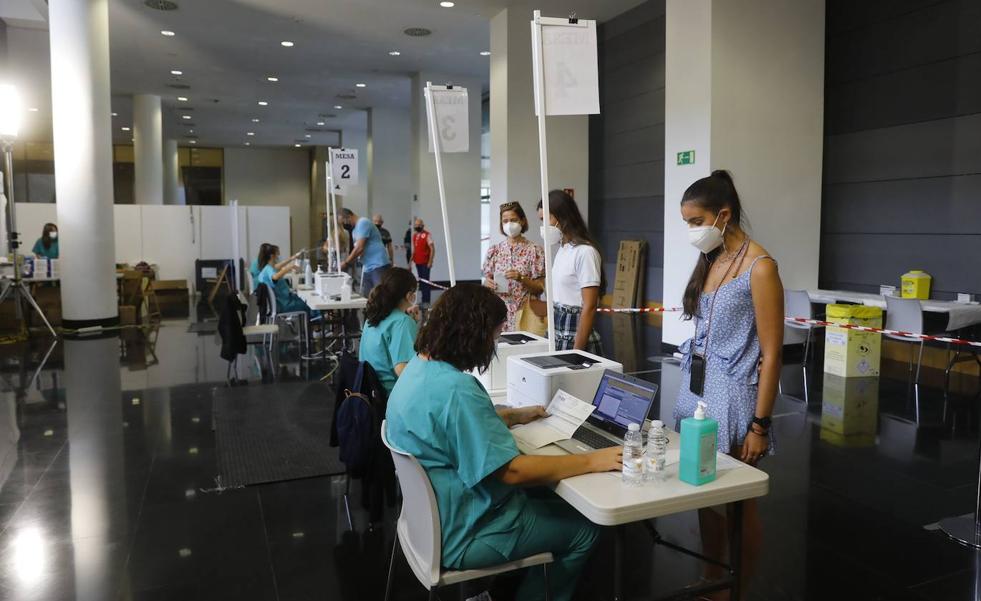 Llegan los primeros universitarios a la jornada de vacunación sin cita previa