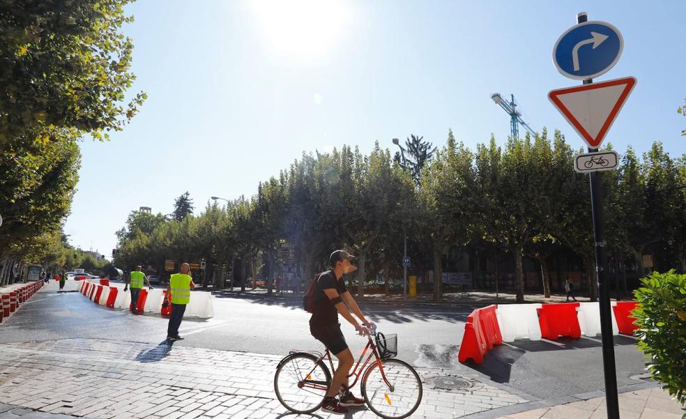 Los ciclistas y los peatones ganan espacio en el entorno del Espolón y la Glorieta