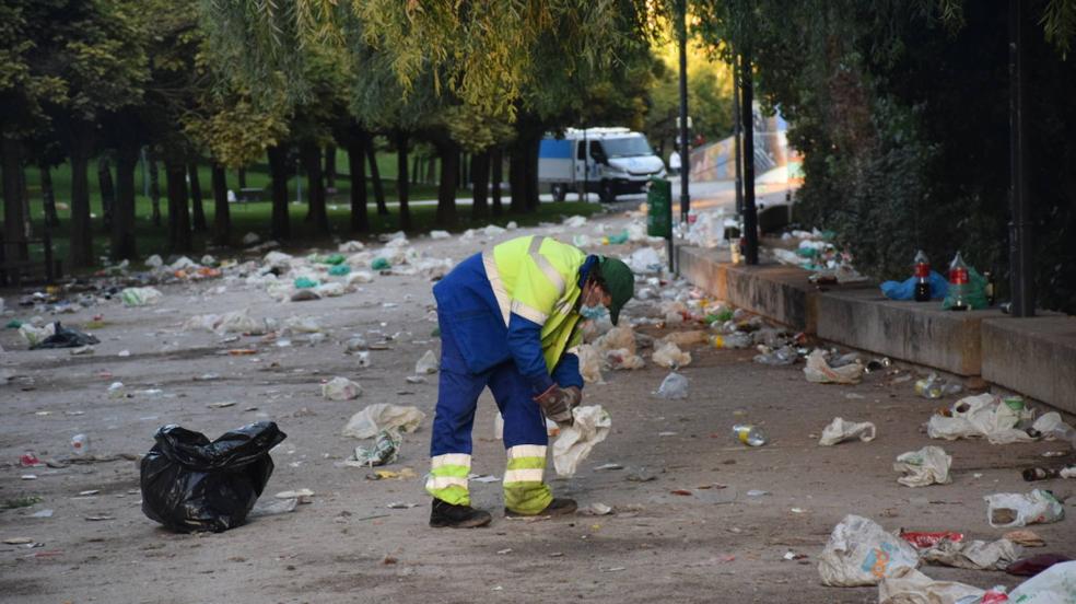 Así quedó el Ebro tras el botellón en la primera noche de fiesta matea