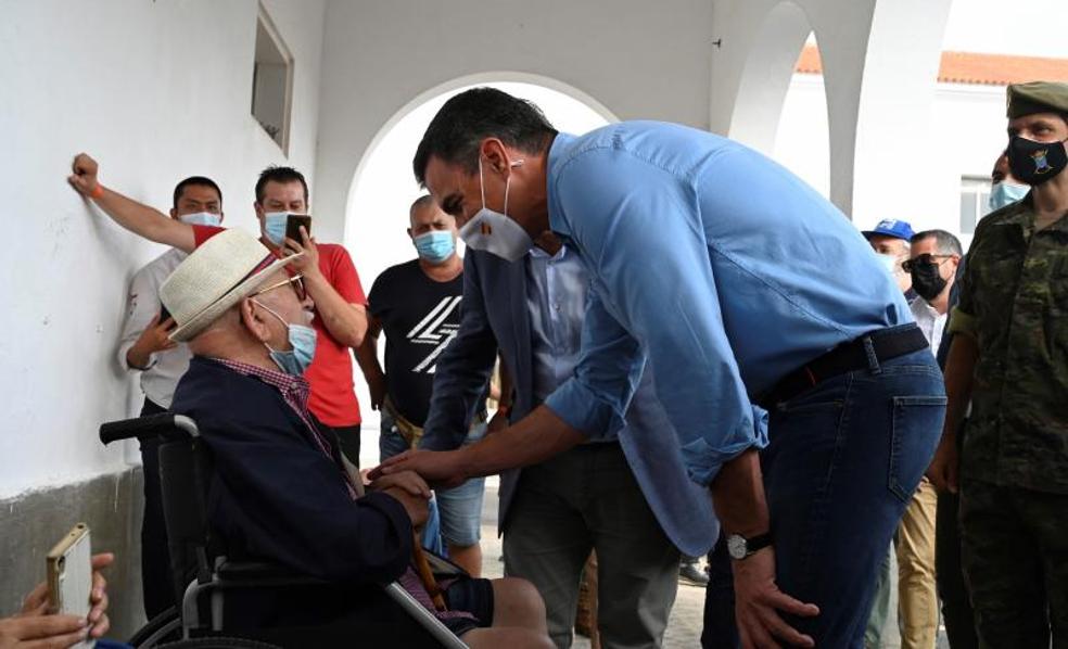 Sánchez visita a los evacuados por la erupción y la zona afectada