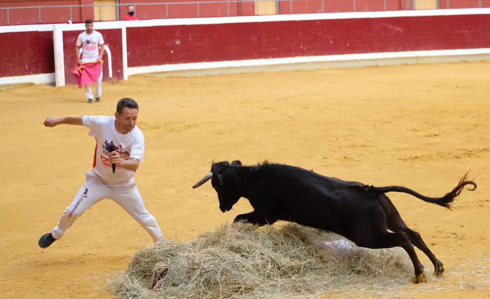 «¡Que viva Logroño, coño!»: Los recortadores exhiben su buen humor y habilidad