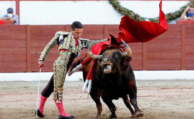 Ovación y silencio para Diego Urdiales en su regreso a la plaza de Sevilla