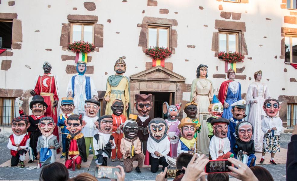 Los gigantes y cabezudos protagonizan el inicio de las fiestas de Allende en Ezcaray